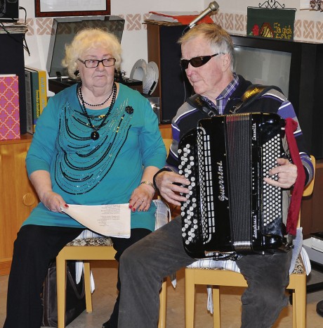 Frideborg och Roland Fahlberg svarade för musikunderhållningen när PRO Hjärtum-Västerlanda höll årets första månadsträff.