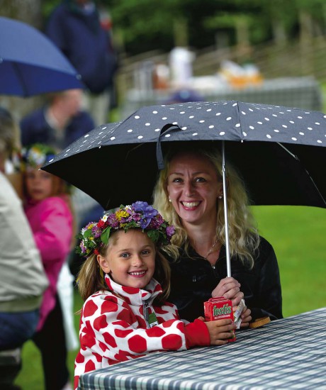 Elisabeth Davidsson med dottern Tilda hade åkt från Bohus för att fira midsommar i Prästalund. Paraplyet kom som synes till användning.