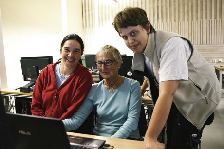Datorkunskap. Tim Öberg hjälpte Gisela Näf och Soili Lundström att hitta rätt i datorvärlden.