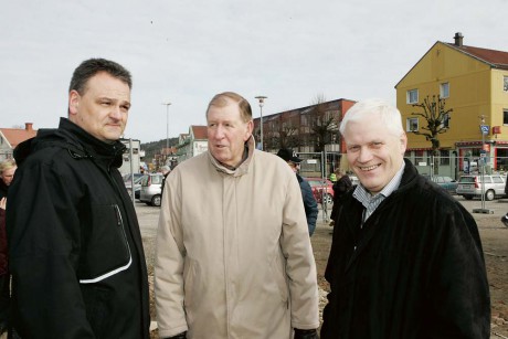 Leifabs vd Owe Lång i samspråk med den tidigare näringslivsutvecklaren i kommunen, Kjell Hermansson, och Leifabs blivande styrelseordförande Bert Åkesson.