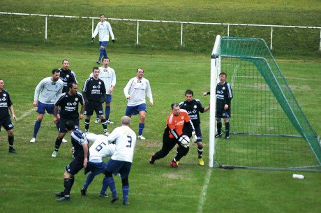 Mycket folk framför NSK-buren, men duktige Marcus Larsson höll tätt denna gång. 1-1 slutade derbyt mellan Nödinge SK och Älvängens IK.