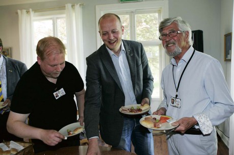 Erik Karlsson och Arne Ravegård tillsammans med Kommunstyrelsens ordförande Mikael Berglund (M). 