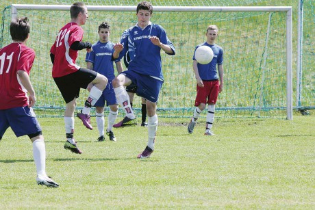 Fotbollsmatch mellan Aroseniusskolan i rött och Kyrkbyskolan i blått. Eleverna från Älvängen tog inte bara hem segern i den här matchen utan även totalt i Alekampen 2012.