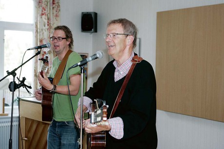 Far och son Frendberg, Johan och Lars-Eric, bjöd på storartad musikunderhållning i Starrkärrs församlingshem i torsdags. 