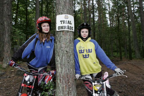 Emelie Andersson och Linnéa Björkdahl kör trial tre gånger i veckan på Klevebergsbanan.