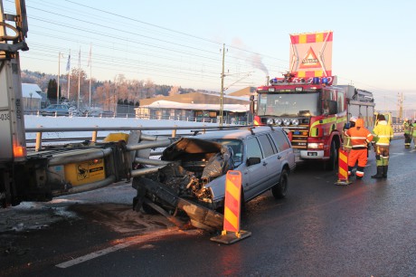 Senare samma dag, strax efter klockan 14, inträffade ytterligare en trafikolycka, den här gången på E45 i Nol. En personbil körde rakt in ett av Svevias arbetsfordon. Vägen var helt avstängd under en kort period. En person fördes till sjukhus med okända skador.
