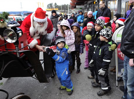 Tobias Bengtsson, 5 år, fick ta emot sin julklapp av tomten Ingvar på Ale Torg.