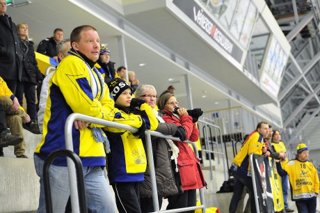 Trogen publik som uttryckte sin kärlek till Surte trots storförlusten i Vänersborgs Arena.