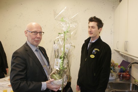 Kommunalrådet Ingemar Ottosson (S) önskade lycka till genom att överlämna en blomma till Nettos butikschef Samir Cerik.