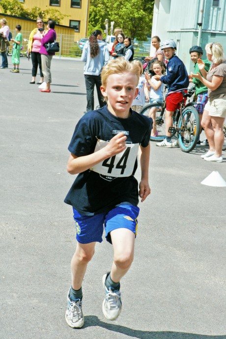 Oliver Henrysson, 4A, går i mål som segrare i Nolvarvet 2013.