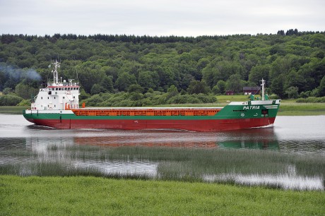 Patria är ett av många lastfartyg som trafikerar Göta älv. Ombord finns oftast en lots och inte sällan är det Martin Hammar från Nödinge.