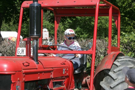Att få sitta upp på traktorn var en häftig upplevelse.