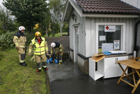 Räddningstjänstens personal jobbade intensivt med att försöka få undan vattnet från källarplanet.