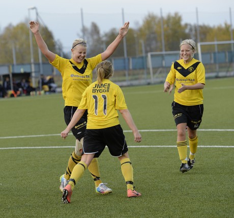 Glädjeyra! Josefin Claessons boll hittade fram till Andrea Lindgren som sköt 1-0. Amanda Errind är först fram att gratulera.