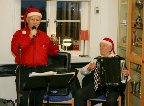 Kent Carlsson och Karl Olsson bjöd på julmusik inne i klubbhuset.