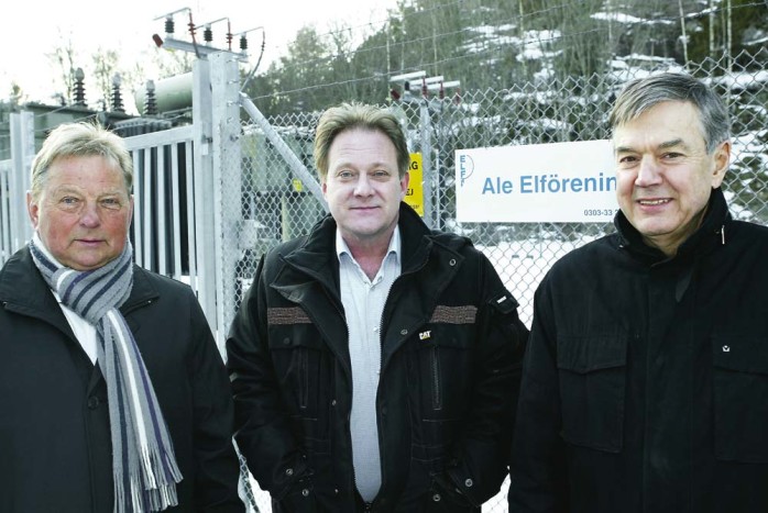 Ale Elförening breddar sin verksamhet och från och med den 1 september räknar företaget med att kunna presentera olika elhandelslösningar för sina kunder. Här ses styrelsemedlemmarna Rolf Alkenhoff och Robert Aronsson tillsammans med företagets vd, Stefan Brandt (mitten).