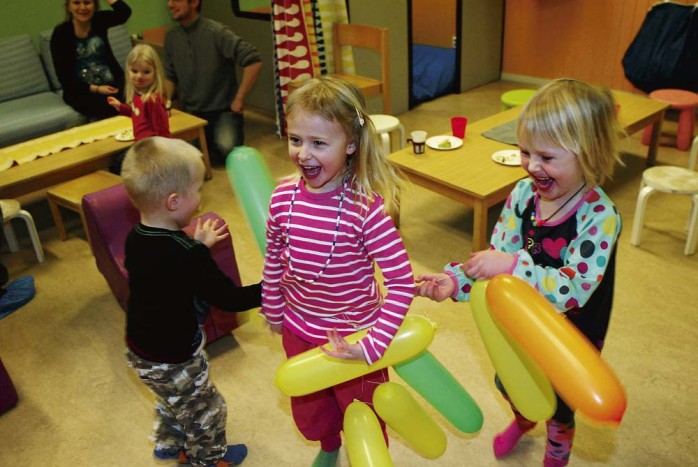 Vad vore ett kalas utan ballonger? Barnen på Änggårdens förskola i Nol såg ut att trivas med jubileumsfirandet.