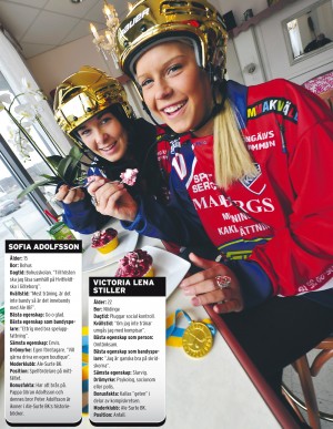 Njuter av segerns sötma gör Sofia Adolfsson och Victoria Stiller. Aletjejerna var med och fixade Karebys första SM-guld i bandy på Studenternas i Uppsala förra helgen.