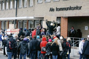 Demonstrationen utanför kommunhuset i Alafors hade polistillstånd, men inte för den här aktionen att tränga sig på mot Kultur- och fritidsnämndens sammanträdes rum.