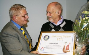 Jack Svantesson tar emot 2011 års Rotary Diplom av Ola Johansson, president i Ale Rotary.