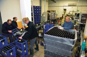 Full aktivitet hos Ahlafors Bryggerier. I år framställs 6 500 halvlitersbuteljer av Ahle Påsköl.