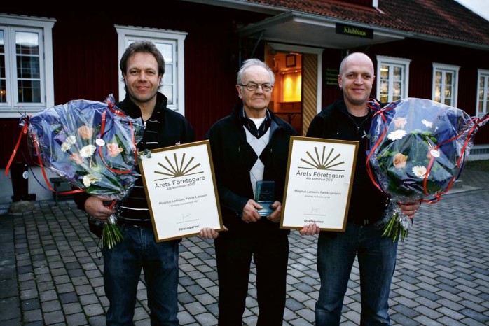 Årets företagare 2010, Grönnäs Autoservice AB. Grundaren Gösta Larsson i mitten med sönerna Magnus och Patrik vid sin sida. Det är bröderna som sedan 2004 driver verksamheten.