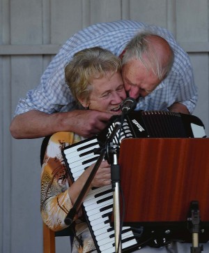 Gunilla och Rune Hansson firade sin 50-åriga bröllopsdag på dragspelsstämman i Kollanda.