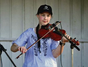 Från Vittsjö kom Malin. Hon underhöll med vackert fiolspel.