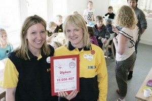 Jenny Bladh och Therese Karlsson från Ikea hade med sig diplom och tårta när de kom till Ahlafors Fria Skola för att gratulera till segern i Stora värmeljusjakten.