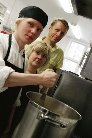 Från Annelund kommer de nya ägarna till Restaurang Backa Säteri. Familjen Merstrand har tagit över verksamheten, som hade nypremiär i förra veckan. Sonen och tillika kocken, Dennis, tillsammans med sina föräldrar, Ulla-Britt och Kaj.