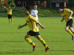 Linus Carlsson jublande glad efter det viktiga 2-0-målet. Mikael Maliniemi och Svante Larson är lättade.