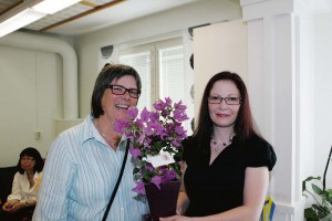 Omsorgs- och arbetsmarknadsnämndens ordförande Boel Holgersson (C) överlämnade en blomma till Ale Aktivitetscenter som deltagaren Johanna Borgman tog hand om.