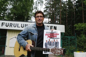 Kenny Samuelsson, sångare och tillika gitarrist i dansbandet Streaplers, ser fram emot fredagens spelning i Furulundsparken.