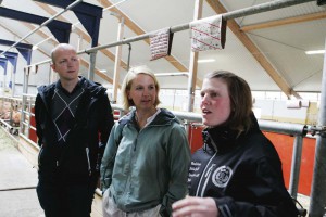 Maria Eliasson på Hagens lantbruk beskriver arbetssituationen för kommunalråden, Mikael Berglund (M) och Paula Örn (S).