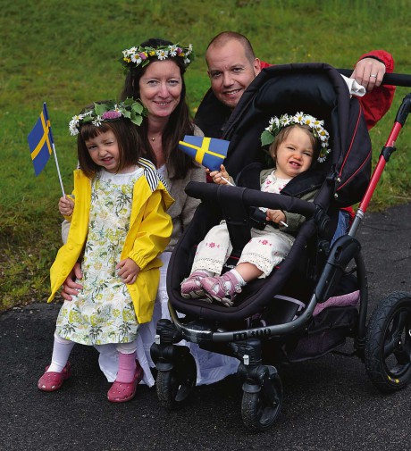 Stina, 4 år, och Vera, 1 år, kom till midsommarfirandet i Nödinge tillsammans med mamma Dafina och pappa Joel.