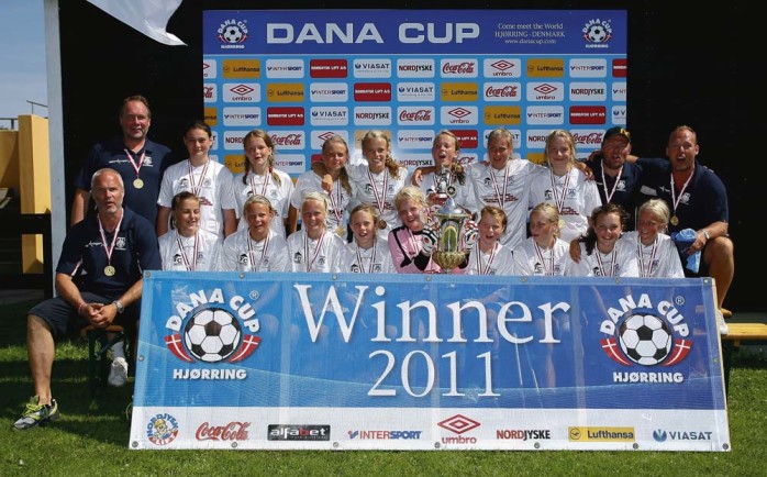 Dana Cup-mästare 2011. Lyckliga spelare och ledare i Älvängens F99 efter triumfen i danska Hjörring.