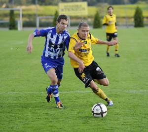 Niclas Elving trycker sig förbi sin motståndare. Ett mål och två assist blev ÖIS-förvärvets facit i 6-2-segern mot IFK Trollhättan.