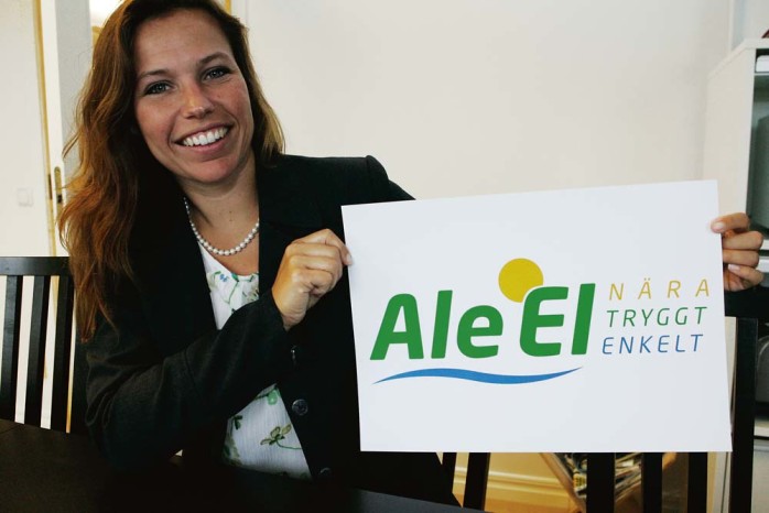 Malin Flysjö visar upp den nya logotypen för Ale El. Från och med den 1 september kommer Ale El erbjuda sina kunder både elnät och elhandel.