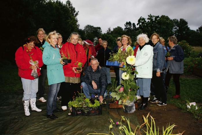 Gemenskap. Ett 30-tal medlemmar i Trädgårdsälskare i Ale samlades i onsdags kväll hos Maria Corbett i Guntorp för att umgås, byta plantor och grilla.