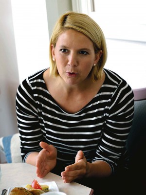 Oppositionsråd Paula Örn (S) menar att minoritetsstyret bestående av Alliansen med stöd av Aledemokraterna i princip samregerar med Sverigedemokraterna.
