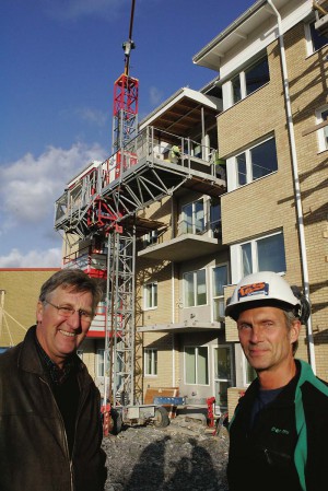 Sven Burgren, projektledare Alebyggen, och Christer Svensson, platschef på Tage & Söner, konstaterar att det snart stundar inflyttning på Norra Klöverstigen i Nödinge. Den nya huskroppen innefattar 20 lägenheter.