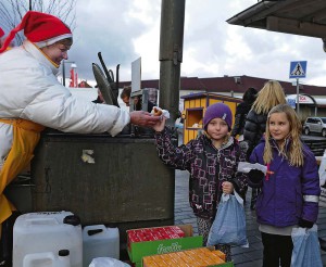Isabelle Molin, 8, och Jennifer Karlsson, 8, köper korv av Lions Mirjam Andersson.