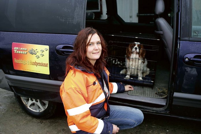 Chaufför. Maria Drakbrink, som tillsammans med sin man Tommy driver hunddagiset 45:ans tassar, både hämtar och lämnar med hundbussen. 