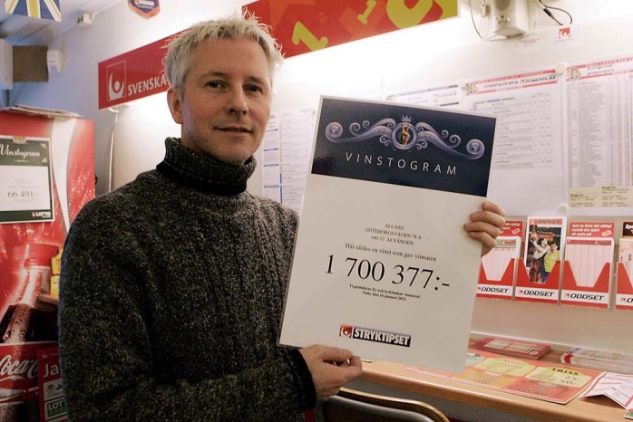 Gunnar Larson på Allans i Älvängen visar upp det vinstogram från Svenska Spel som förkunnar att butiken sålt en vinst på stryktipset som gav vinnaren 1 700 377 kronor.