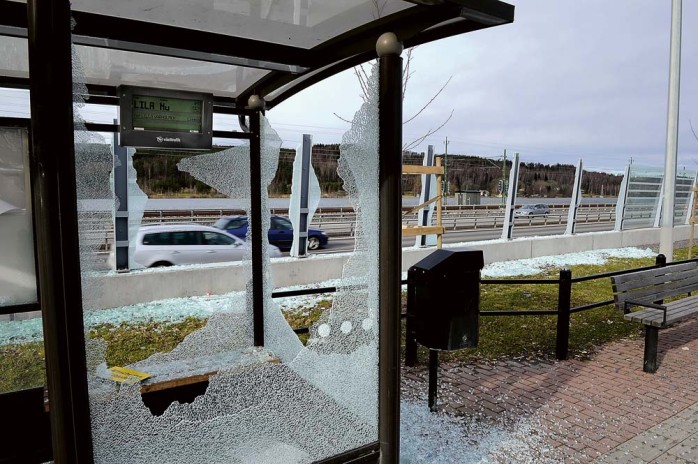 Nio förstörda bullerskydd och två totalkrossade busskurer vid Gallåsvägen i Nol. Totalt har 29 glasade bullerskydd förstörts under ett knappt år. Notan ligger på över 700 000 kronor. 
