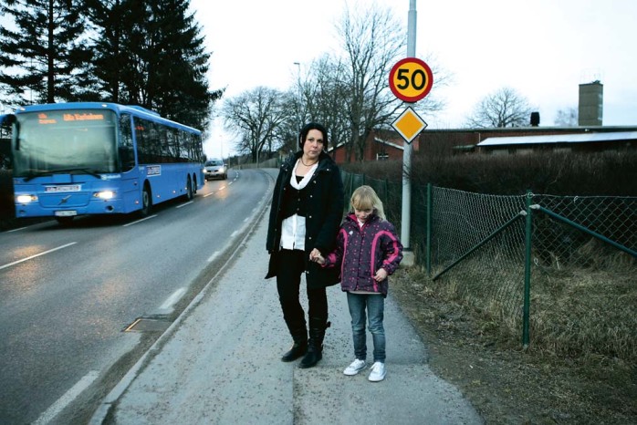 Kräver sänkt hastighet och ett övergångställe. Som situationen är nu vågar inte Marie Hansson låta sin dotter Emelina ta bussen hem från Garnvindeskolan till Nödinge.