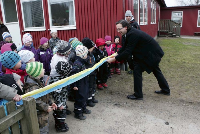 Många förväntansfulla barn satte fart mot sin nya lekgård när förskolechefen Henrik Wennberg klippte invigningsbandet. 