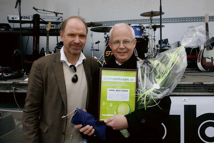 Pristagare. Thomas Ravelli delade ut Gröna Mässans Miljöpris 2012 till Ale kommuns näringslivsstrateg Jerry Brattåsen. 