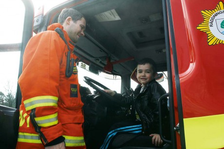 Räddningstjänsten fanns på plats och visade upp sina fordon. Eldin Gustavsson 5,5 år fick provsitta brandbilen. 