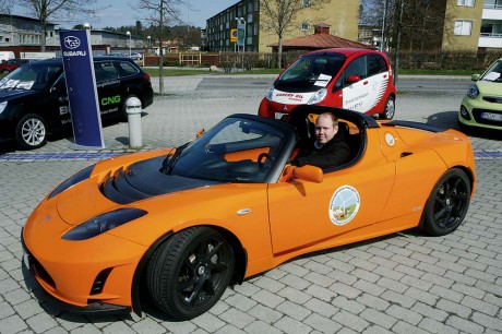 Joachim Härsjö visade upp världens snabbaste elsportbil Tesla. 
